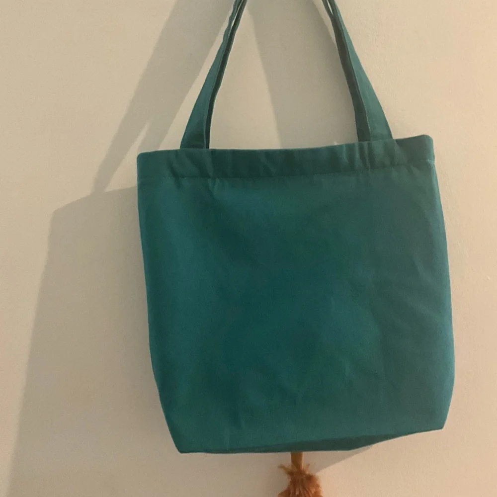 CANVASS SHOULDER LION PET CARRIER W/ ADJUSTABLE OPENING FOR PET HEAD & AIR FLOW.